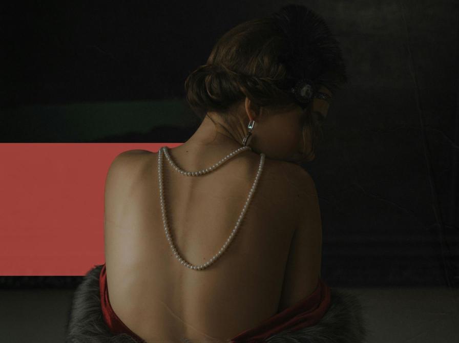 Kvinde med perlekæde set fra ryggen
